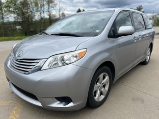 Used 2017 Toyota Sienna LE image 1