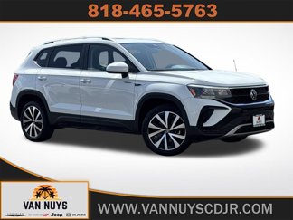 Used 2023 Volkswagen Taos SE image 1