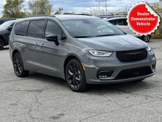 New 2025 Chrysler Pacifica Limited w/ Trailer Tow Group image 1