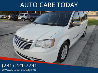 Used 2011 Chrysler Town & Country Touring-L image 1