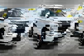 Used 2023 Mitsubishi Outlander SE image 1