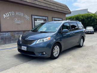 Used 2014 Toyota Sienna XLE image 1