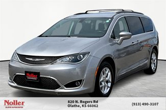 Used 2017 Chrysler Pacifica Touring-L w/ Tire & Wheel Group image 1
