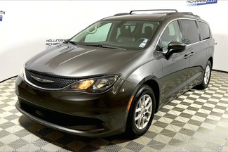Used 2021 Chrysler Voyager Lxi image 1