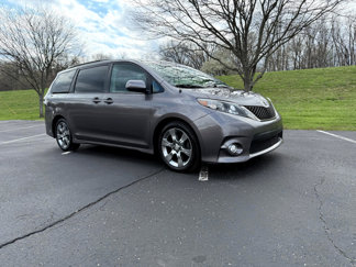 Used 2011 Toyota Sienna SE image 1