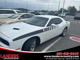 Used 2019 Dodge Challenger SXT image 1
