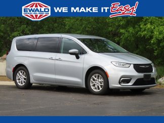 Used 2023 Chrysler Pacifica Touring-L image 1