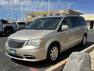 Used 2014 Chrysler Town & Country Touring image 1