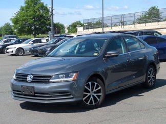 Used 2017 Volkswagen Jetta SE image 1