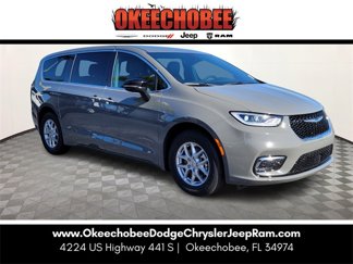 New 2025 Chrysler Pacifica Select image 1