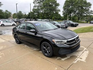 Used 2024 Volkswagen Jetta SE image 1
