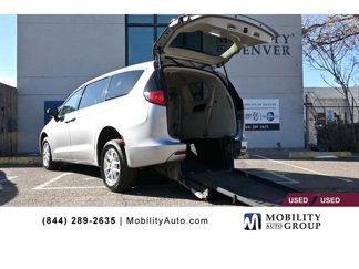 Used 2017 Chrysler Pacifica LX image 1
