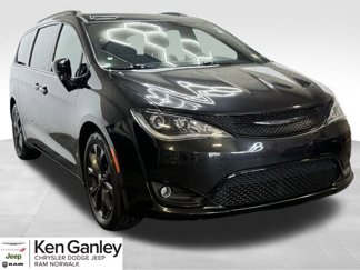 Used 2019 Chrysler Pacifica Limited w/ S Appearance Package image 1