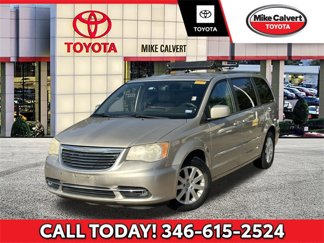 Used 2013 Chrysler Town & Country Touring image 1