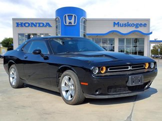 Used 2022 Dodge Challenger SXT image 1