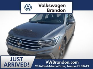 Certified 2023 Volkswagen Tiguan SE image 1