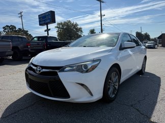 Used 2017 Toyota Camry SE image 1