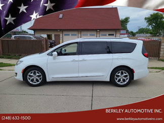 Used 2018 Chrysler Pacifica Touring-L w/ Tire & Wheel Group image 1