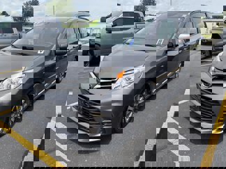 Used 2020 Toyota Sienna LE image 1