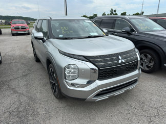 Used 2023 Mitsubishi Outlander SE image 1