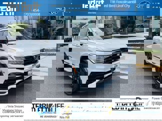 Used 2023 Volkswagen Tiguan SE R-Line image 1