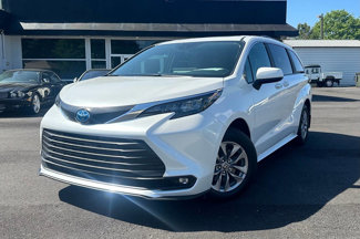 Used 2025 Toyota Sienna XLE image 1