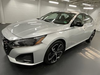 Used 2023 Nissan Altima 2.5 SR image 1