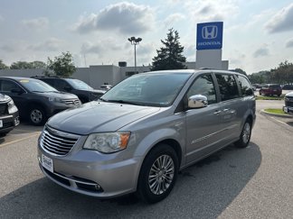 Used 2013 Chrysler Town & Country Touring-L w/ Driver Convenience Group image 1