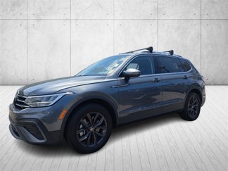 Used 2024 Volkswagen Tiguan SE w/ Panoramic Sunroof Package image 1