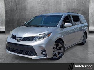 Used 2018 Toyota Sienna SE image 1