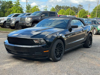Used 2010 Ford Mustang Convertible image 1
