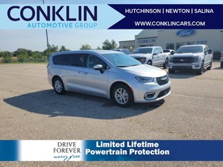 Used 2023 Chrysler Pacifica Touring-L image 1