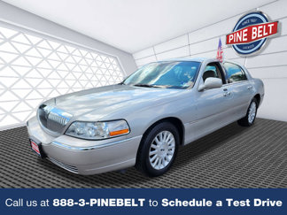 Used 2004 Lincoln Town Car Signature image 1