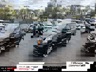 Used 2016 Chrysler Town & Country Touring image 1