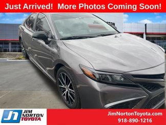 Used 2022 Toyota Camry SE image 1