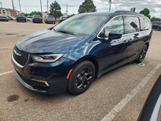 Used 2022 Chrysler Pacifica Touring-L w/ Uconnect Theater Family Group image 1