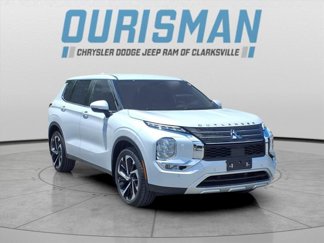 Used 2023 Mitsubishi Outlander SE image 1