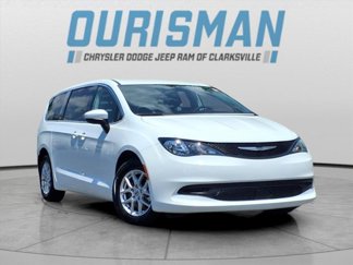 Used 2022 Chrysler Voyager LX image 1