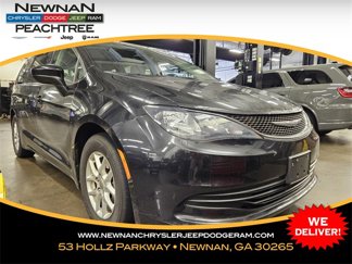 Used 2017 Chrysler Pacifica LX image 1