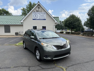 Used 2011 Toyota Sienna LE image 1