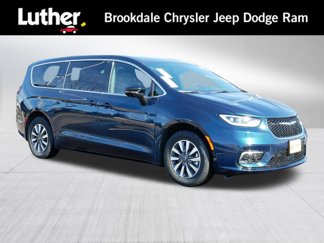 New 2025 Chrysler Pacifica Select w/ Uconnect Theater Family Group image 1