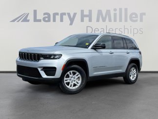 Used 2023 Jeep Grand Cherokee Laredo image 1