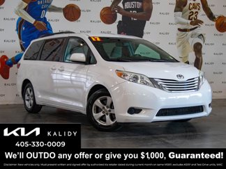 Used 2017 Toyota Sienna LE image 1