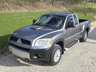 Used 2006 Mitsubishi Raider DuroCross image 1