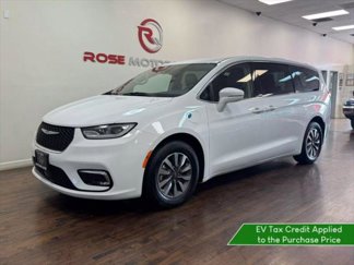 Used 2022 Chrysler Pacifica Touring-L image 1