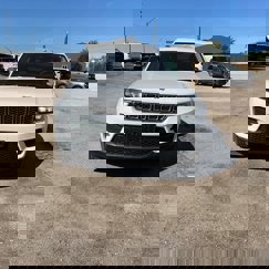 Used 2023 Jeep Grand Cherokee Laredo image 1