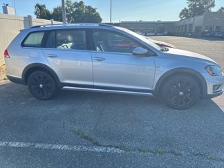 Used 2017 Volkswagen Golf Alltrack SE image 1