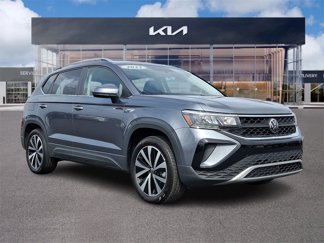 Used 2022 Volkswagen Taos SE image 1