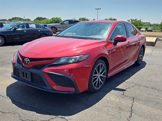 Used 2021 Toyota Camry SE image 1