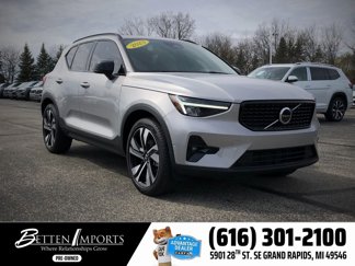 Used 2023 Volvo XC40 B5 Plus image 1